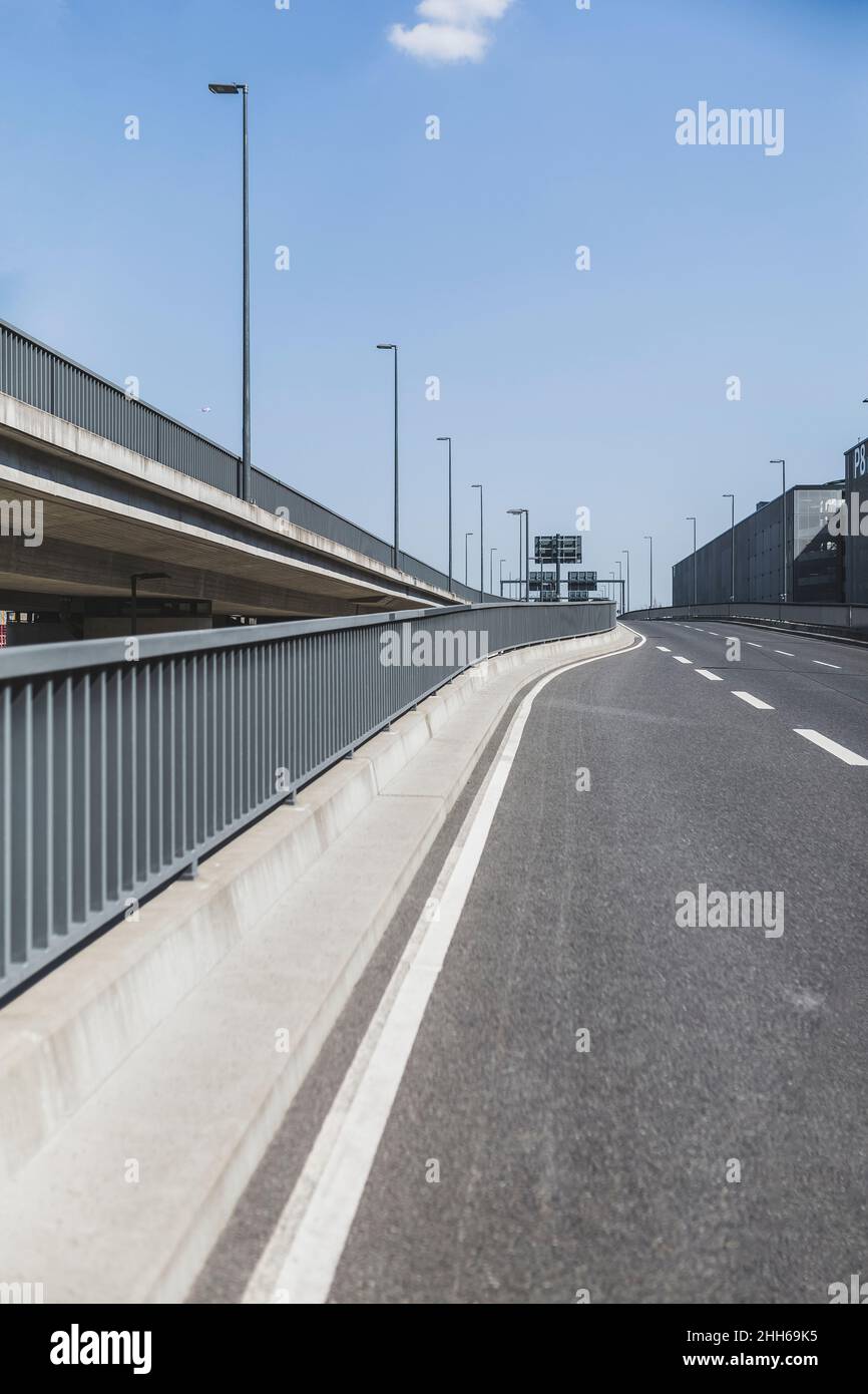 Deutschland, Brandenburg, Schönefeld, Zufahrtsstraße des Flughafens Berlin Brandenburg Stockfoto