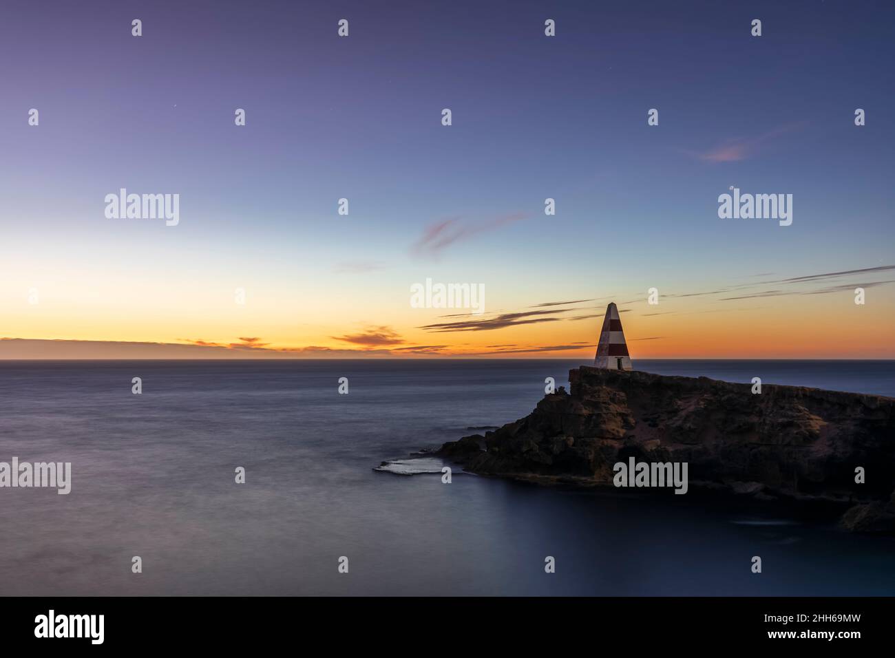 Australien, Südaustralien, Robe, Langzeitbelichtung von Cape Dombey Obelisk in der Dämmerung Stockfoto