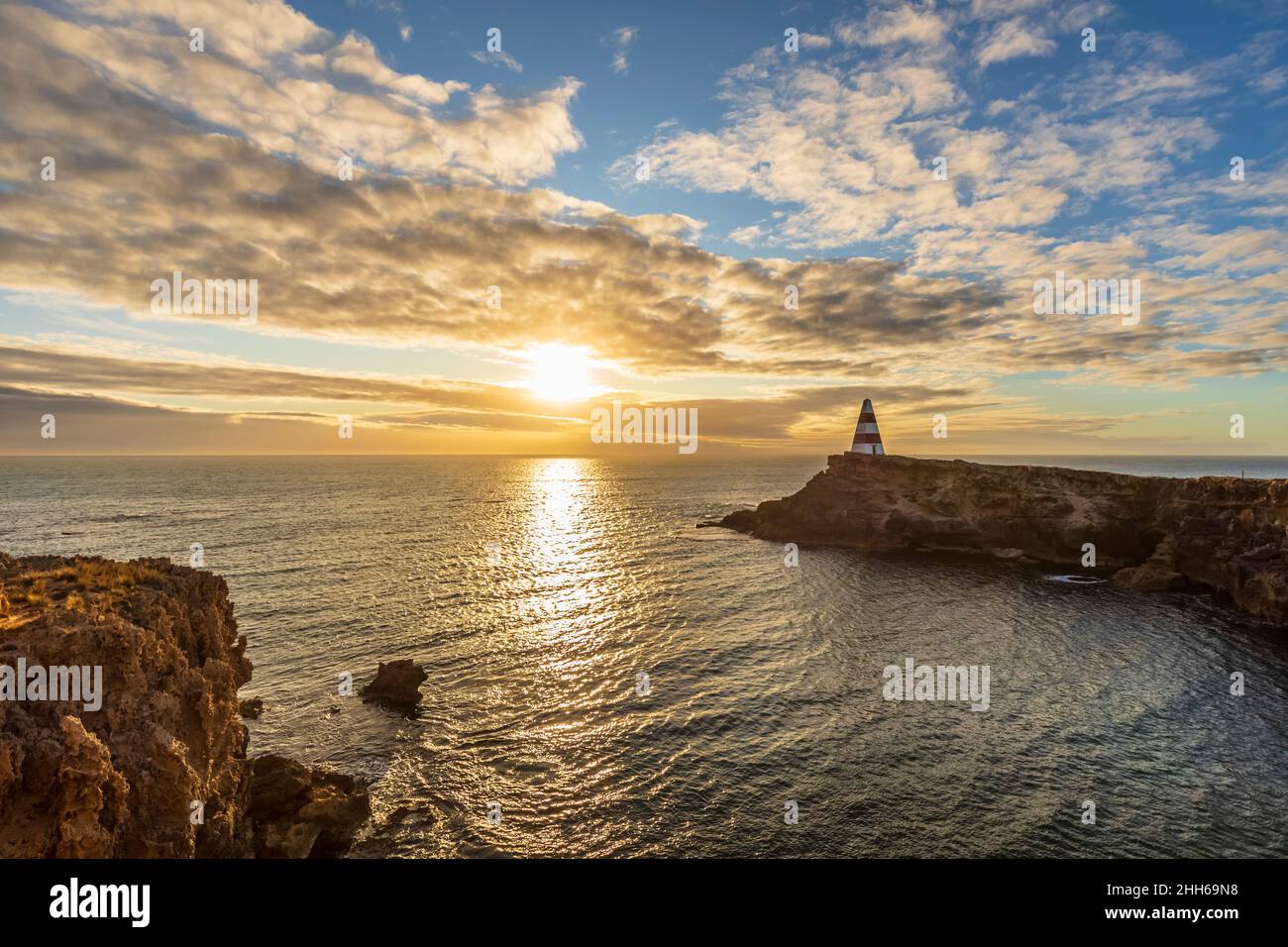 Australien, Südaustralien, Robe, Cape Dombey Obelisk bei Sonnenuntergang Stockfoto