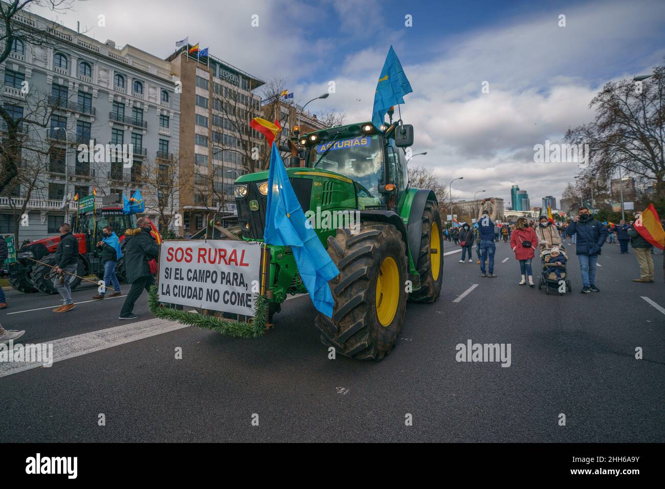 Ein Traktor mit einem Schild, das sagt: „Ich will Lösungen, Der Verein Alma Rural hat den Protest als "große Demonstration der ländlichen Welt" bezeichnet, um auf die Situation des Primärsektors zu reagieren und um in der Gesellschaft das Bewusstsein für die Krise und die Angriffe von verschiedenen Fronten zu schärfen Das unterstützt den Außendienst und die Menschen, die in diesem Sektor arbeiten. Außerdem nahmen die vom künftigen Tierschutzgesetz betroffenen Sektoren und Gruppen an dem Protest Teil. Stockfoto