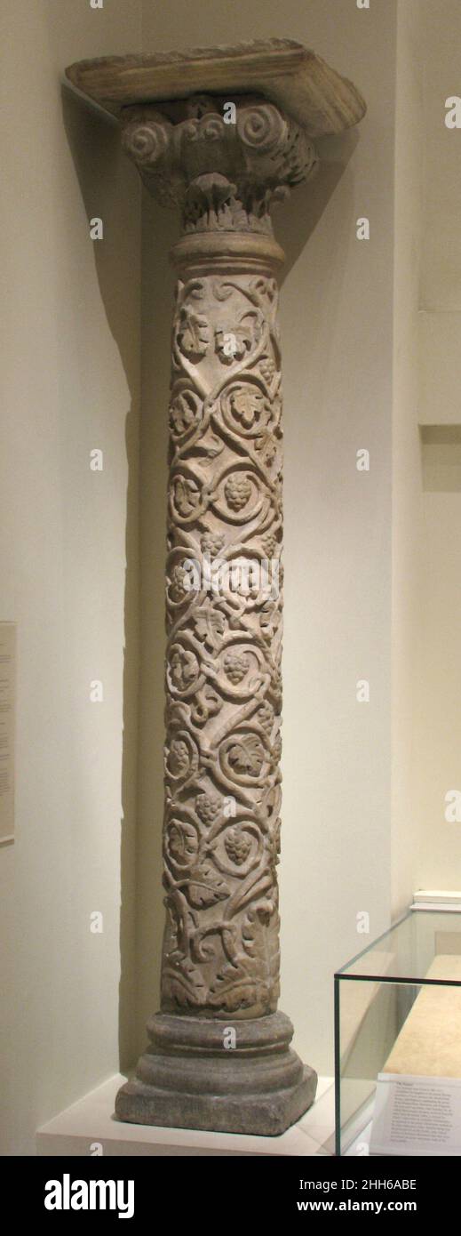 Spalte 5th–6th Jahrhundert fränkisch Diese Spalte (mit ihrem Paar gem 21.172.2), zusammen mit etwa zwanzig anderen, sind alle, die von der „Goldenen Kirche“ von La Daurade übrig bleiben. Die Kirche, die ihren Namen vom lateinischen Wort „vergoldet“ (deaurata) ableitet, war berühmt für die goldenen Mosaiken, die die Nischen und Wände des siebenseitigen Heiligtums bedeckten. Reihen von eleganten Säulen, die die Nischen umrahmten, trugen zu seinem großzügigen Interieur bei. Um 399 als Kloster gegründet, wurde die Kirche am 800s in ein Kloster umgewandelt, bevor sie 1761 zerstört wurde. Spalte. Frankish. 5th–6th Jahrhundert. Marmor. Hergestellt in Stockfoto