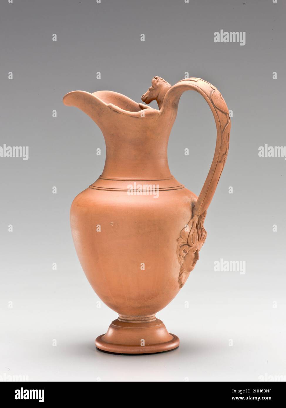 Pitcher ca. 1875–89 Chelsea Keramic Art Works die Chelsea Keramic Art Works war das erste amerikanische Keramikunternehmen, das sich selbst als "Kunsttöpfer" ausgab. Es wurde in Chelsea, Massachusetts, von Mitgliedern der Familie Robertson gegründet, die alle ihre Fähigkeiten in der Keramikindustrie in Großbritannien vor ihrem Kommen in dieses Land verfeinert hatten. Eine frühe Spezialität des Unternehmens war die Reproduktion von altgriechischer Keramik, die von solchen englischen Geschmacksmachern wie Charles Locke Eastlake in Mode gebracht wurde. Besonders gut aufgenommen wurden die griechischen Stilwaren, die auf der Centennial Exhibition 1876 in Ph Stockfoto Pitcher ca. 1875–89 Chelsea Keramic Art Works die Chelsea Keramic Art Works war das erste amerikanische Keramikunternehmen, das sich selbst als "Kunsttöpfer" ausgab. Es wurde in Chelsea, Massachusetts, von Mitgliedern der Familie Robertson gegründet, die alle ihre Fähigkeiten in der Keramikindustrie in Großbritannien vor ihrem Kommen in dieses Land verfeinert hatten. Eine frühe Spezialität des Unternehmens war die Reproduktion von altgriechischer Keramik, die von solchen englischen Geschmacksmachern wie Charles Locke Eastlake in Mode gebracht wurde. Besonders gut aufgenommen wurden die griechischen Stilwaren, die auf der Centennial Exhibition 1876 in Ph Stockfoto