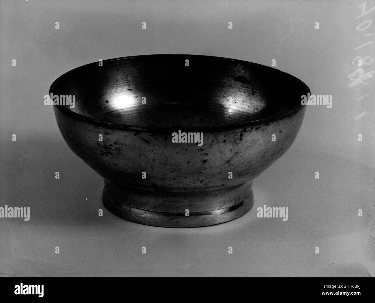 Bowl 1817–21 Robert Palethorp Junior. Schüssel. Amerikanisch. 1817–21. Zinn. Hergestellt in Philadelphia, Pennsylvania, USA Stockfoto