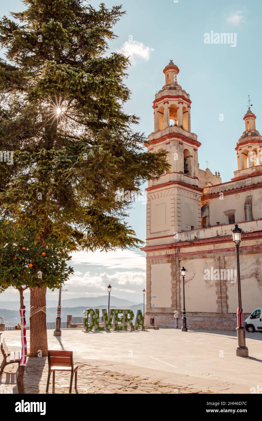 Kirche unserer Lieben Frau von der Menschwerdung er Kirchplatz in Olvera. Andalusien Route der Weißen Städte Stockfoto