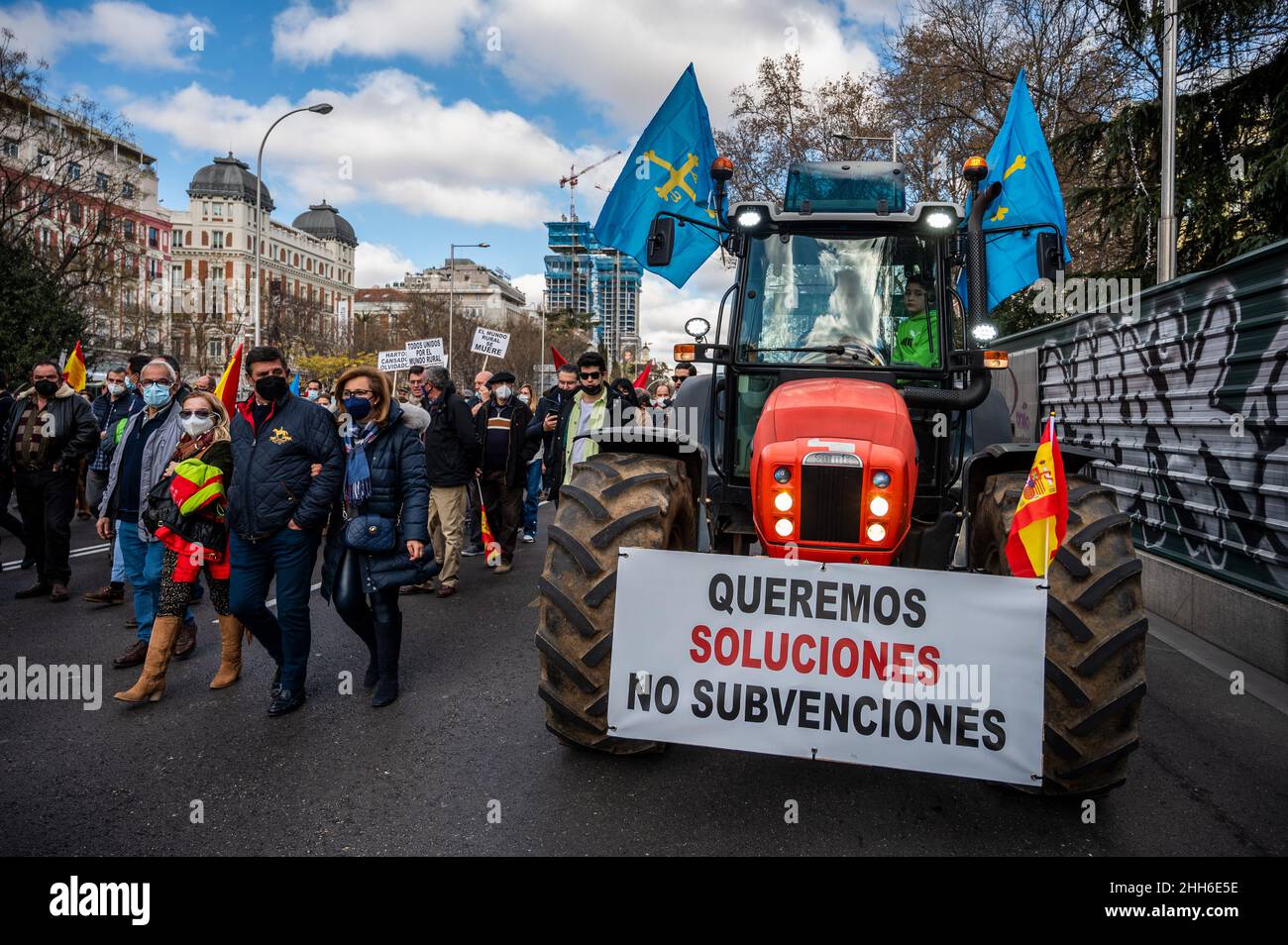 Madrid, Spanien. 23rd Januar 2022. Ein Traktor, der ein Plakat mit der Aufschrift „Wir wollen Lösungen, keine Subventionen“ trägt, wird bei einer Demonstration zur Verteidigung des ländlichen Raums und der ländlichen Welt gesehen, an der Tausende von Landwirten aus dem ganzen Land teilnahmen. Die Vereinigung „Alma Rural“ hat unter dem Motto „große Demonstration der ländlichen Welt“ als Reaktion auf die vom Primärsektor erlittene Situation zu protestieren und zu Veränderungen in der Agrar-, Vieh- und Umweltpolitik zu fordern. Quelle: Marcos del Mazo/Alamy Live News Stockfoto