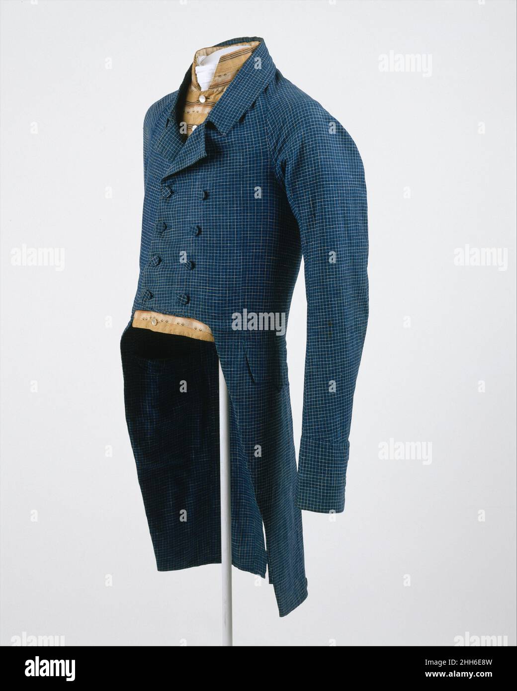 Mantel ca. 1815 American dieser zweireihige Cutaway-Frack aus dem Jahr 1815 sieht diesen Sommer frisch genug aus, um es heute zu tragen. Seine Formgebung ist das Gegenstück zur Damenmode der Zeit mit seiner hohen Taille, Breite an den Schultern und Betonung auf der Brust. Faux Pattentaschen treten an jeder Hüftfront auf, deren Klappen bis zu einem Punkt in der Mitte gerundet sind. Wie viele beobachtet haben, war die Herrenmode dieser Zeit, kurz vor dem großen männlichen Verzicht, als Männer irgendwelche der vorgeblichen Zeichen der Mode verachteten, akut auf Damenmode ansprechbar. Mantel. Amerikanisch. Ca. 1815. Leinen Stockfoto