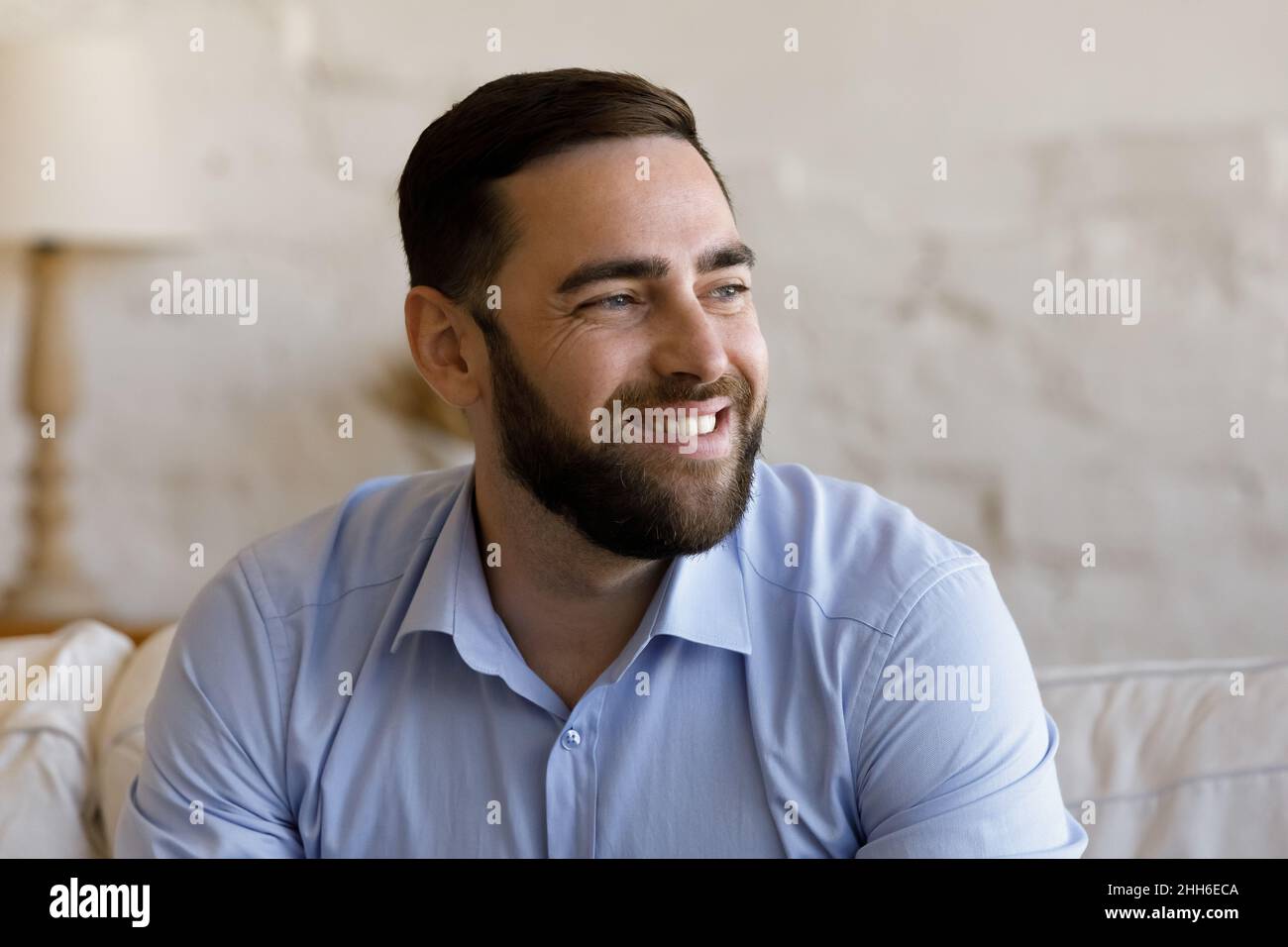 Fröhlich bärtig Millennial Mann Hause Kopf geschossen Porträt Stockfoto