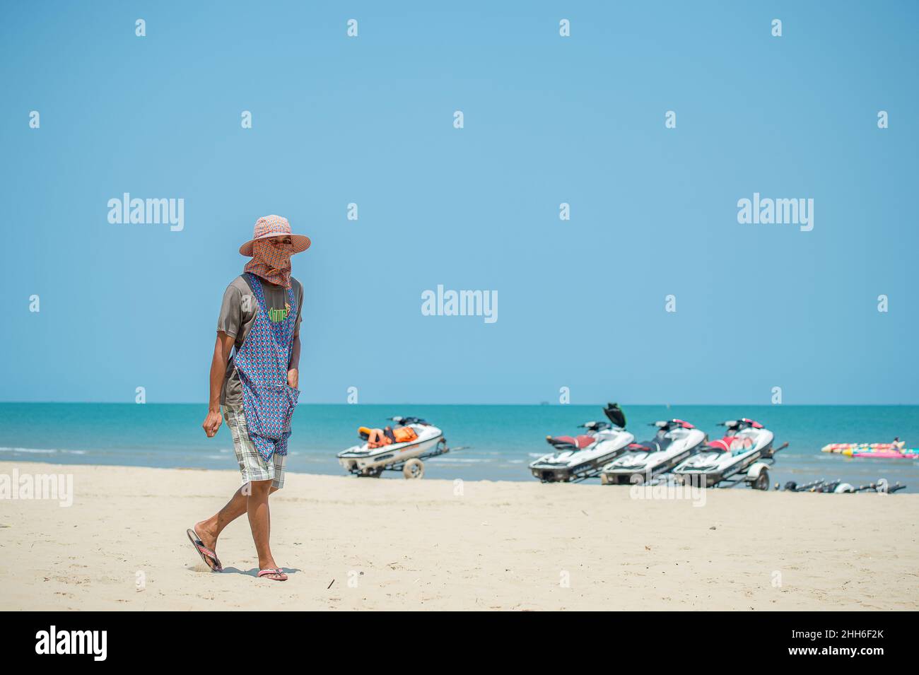 Kellnerin am Khao Kalok Strand südlich von Hua hin in der Prachuap Khiri Khan Provinz in Thailand Stockfoto