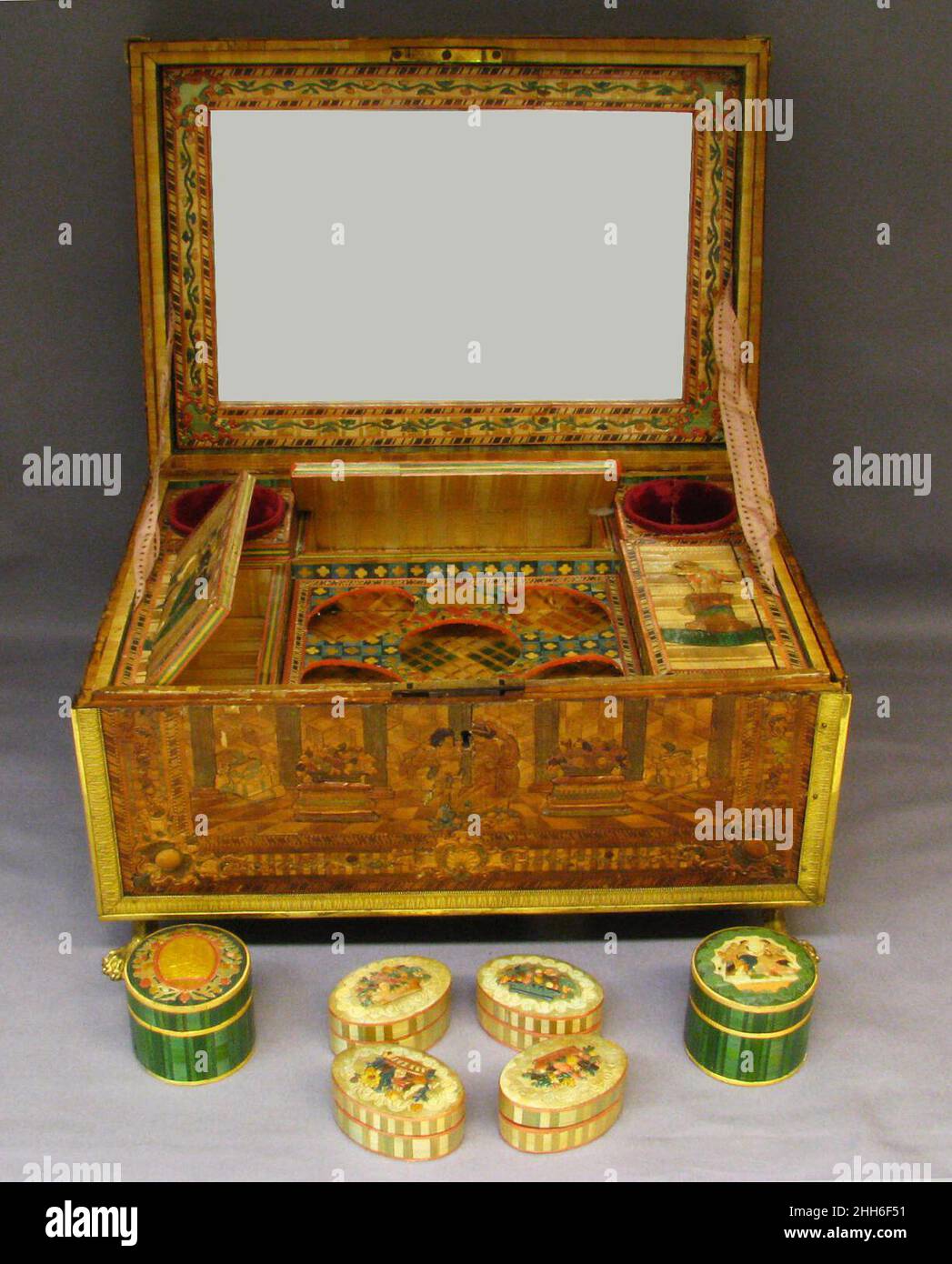 Toilettenkiste 1804–14 Profilkopf Napoleons nach einem Original von Jean-Pierre Droz Profilkopf Napoleons auf einer der Innenkästen ist eine Kopie der Medaille aus Stroh von Droz mit Inschrift Napoleon EMPEREUR/DENON dir./J.P. DROZ F. (siehe auch 85,2.75).. Toilettenbox. Profilchef Napoleons nach einem Original von Jean-Pierre Droz (Französisch, La Chaux-de-Fonds, Neuchâtel 1746–1823 Paris). Französisch. 1804–14. Stroh auf Holz, vergoldete Bronze. Natürliche Substanzen Stockfoto