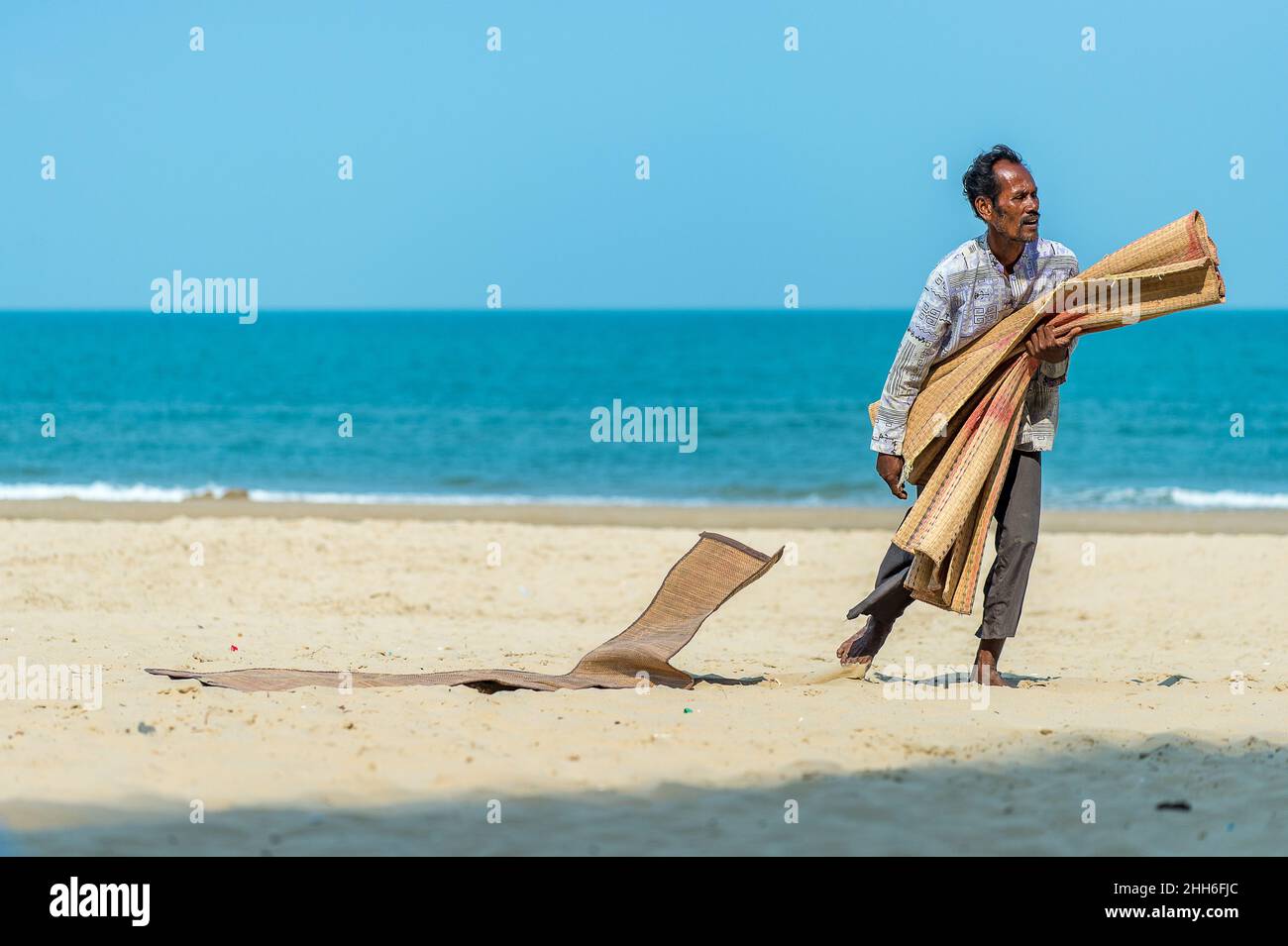 Strandverkäufer am Khao Kalok Strand südlich von Hua hin in der Prachuap Khiri Khan Provinz von Thailand Stockfoto