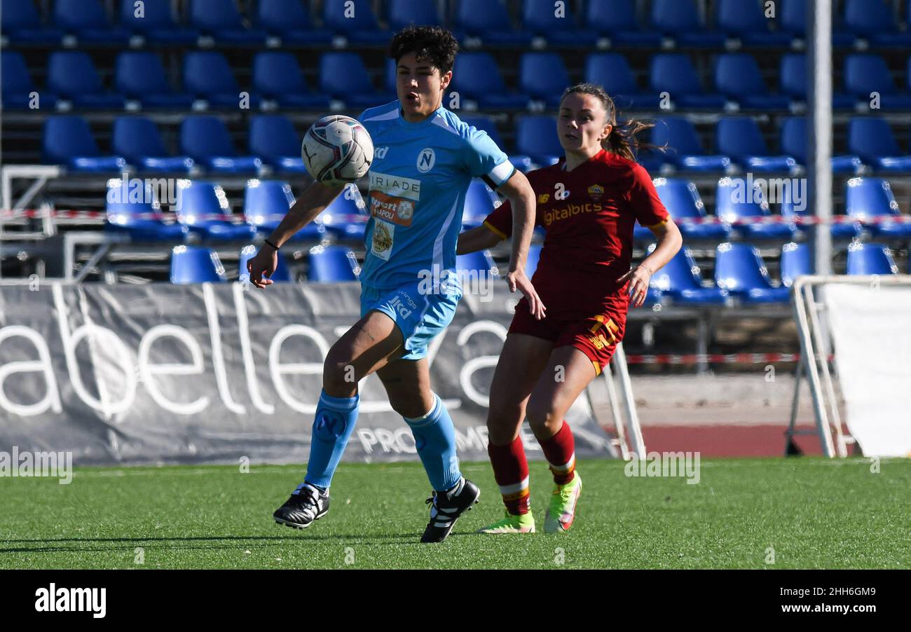 Paola Di Marino (5) Napoli Femminile e Annamaria Serturini (15) ALS Roma Femminile während der italienischen Fußball-Liga Ein Frauen-2021/2022-Spiel zwischen Napoli Femminile und Roma Femminile am 23. Januar 2022 im Stadion Arena Giuseppe Piccolo in Cercola (NA), Italien Stockfoto