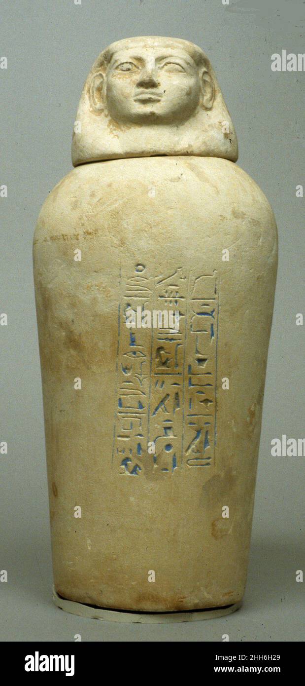 Canopic Jar of Manhata Ca. 1479–1425 v. Chr. Neues Königreich zwei Kanopiegefäße mit dem Namen Manhata sind im Museum ausgestellt (18,8.1a, b, .3a, b). Diese sind Teil eines Sets von Gefäßen, die einst die vier inneren Organe hielten, die während des Mumifizierungsprozesses entfernt wurden. Jedes ist mit einem Text beschriftet, der die Orgel im Inneren unter dem Schutz eines der vier Söhne des Horus platziert. Manhata, deren Name nahelegt, dass sie aus Westasien kam, hatte auch ein silbernes Trankopfer (18,8.22a, b) und ein Herzamulett (26,8.144) mit ihrem Namen beschriftet. Canopic Jar of Manhata 548644 Stockfoto