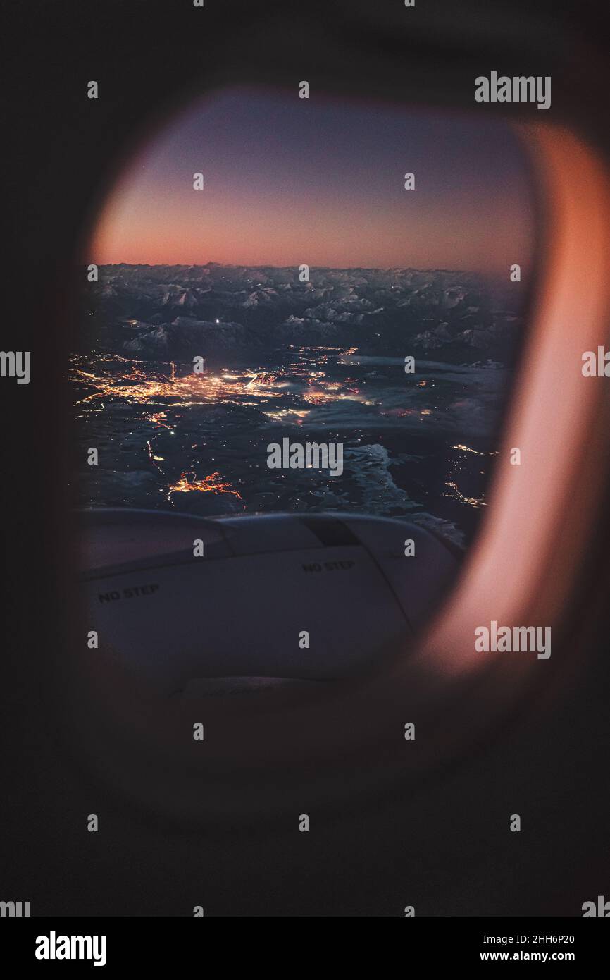 Der Sonnenaufgang aus den Bergen ist durch das Fenster des