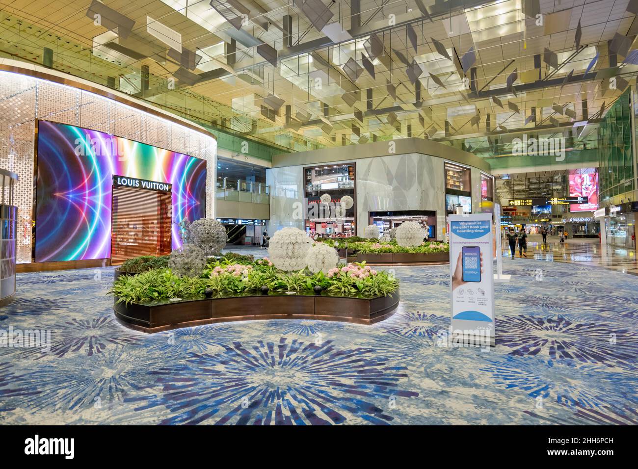 Singapur - Januar 2022: Duty Free Shop Area Architecture am Flughafen Singapur Changi. Der Flughafen Singapur Changi ist einer der größten Flughäfen in Asien. Stockfoto