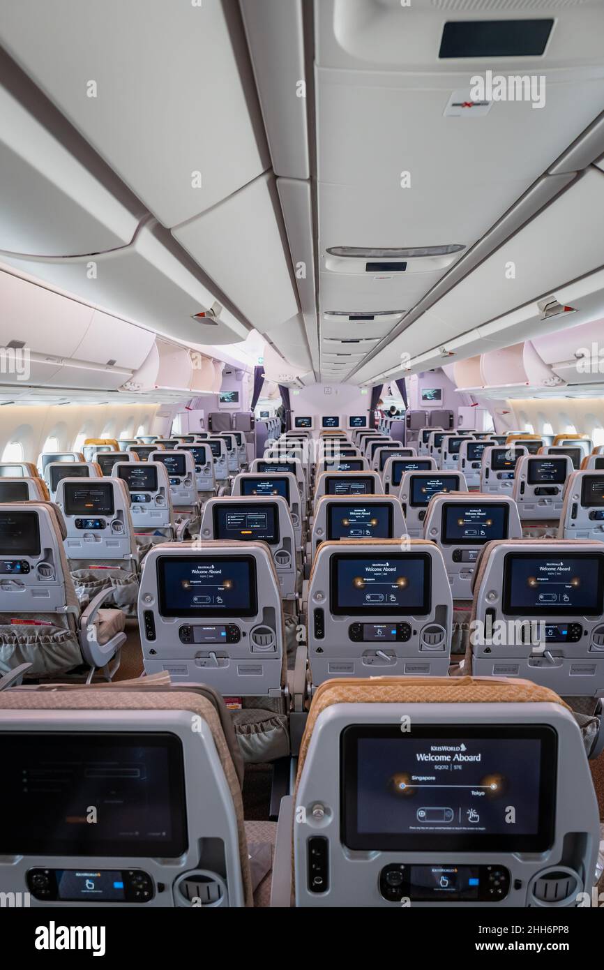 Singapur - Januar 2022: Flugzeuginnenausstattung von Singapore Airlines mit Passagiersitzen in der Economy-Klasse am Flughafen Singapur Changi. Stockfoto