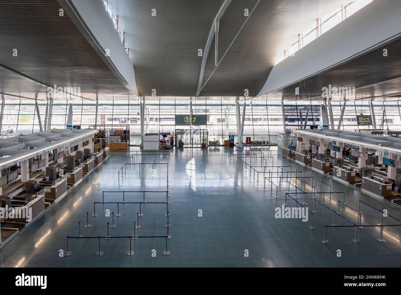 Phuket, Thailand - Januar 2022: Abflugterminal des internationalen Flughafens Phuket. Der Flughafen Phuket ist der zweitgrößte Flughafen in Thailand Stockfoto