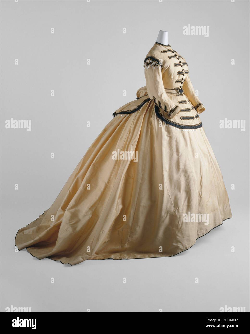 Kleid 1860–65 die Dekoration im Stil des amerikanischen Militärs wurde in Zivilkleidung rekapituliert, wie man sie am vorderen Verschluss, an den Schultern und an den Manschetten des Mieder dieses Kleides sieht, obwohl die eigentliche Dekoration hier bewusst feminisiert ist. Was vielleicht Bullion Fransen werden zarte Perlmutt Spangeln gewesen sein.. Kleid. Amerikanisch. 1860–65. Seide, Perlmutt Stockfoto Kleid 1860–65 die Dekoration im Stil des amerikanischen Militärs wurde in Zivilkleidung rekapituliert, wie man sie am vorderen Verschluss, an den Schultern und an den Manschetten des Mieder dieses Kleides sieht, obwohl die eigentliche Dekoration hier bewusst feminisiert ist. Was vielleicht Bullion Fransen werden zarte Perlmutt Spangeln gewesen sein.. Kleid. Amerikanisch. 1860–65. Seide, Perlmutt Stockfoto