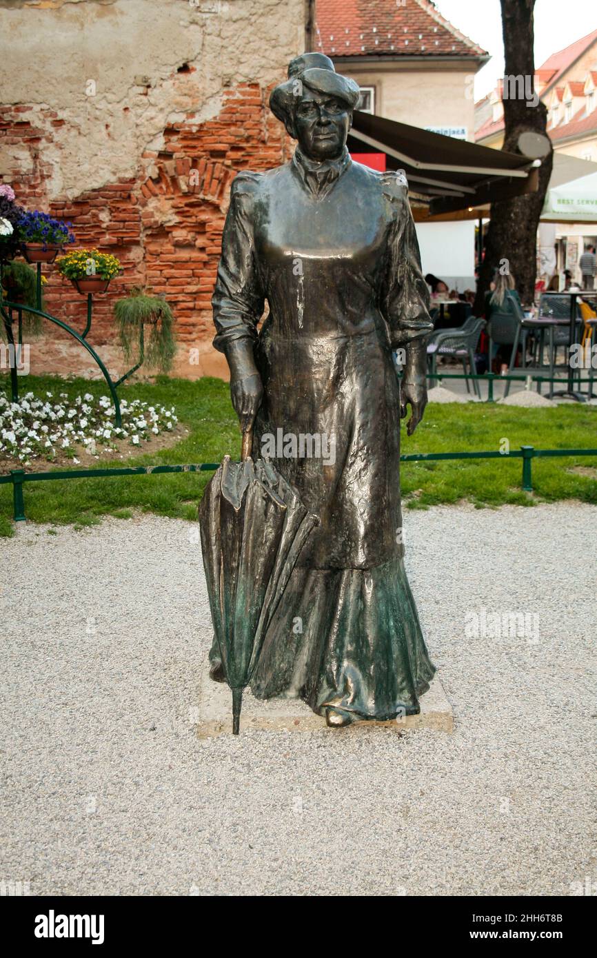 Zagreb, Kroatien, Republika Hrvatska, Europa. Statue von Marija Juric Zagorka (18731957), bekannt unter ihrem Pseudonym Zagorka, war eine kroatische Journalistin, Schriftstellerin und Frauenrechtlerin. Sie war die erste Journalistin in Kroatien und gehört zu den meistgelesenen kroatischen Schriftstellerinnen. Stockfoto