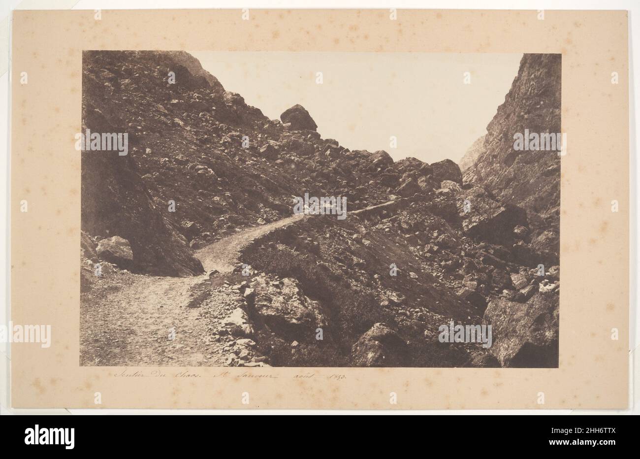 Sentier du Chaos, St-Sauveur 1853 Joseph Vigier Französisch im Sommer 1853 fotografierte Viscount Vigier zwei Monate lang in den Pyrenäen. Er hatte das Wachspapierverfahren von Gustave Le Gray gelernt, bevorzugte aber die ursprüngliche Technik von Talbot wegen der starken Kontraste von hell und dunkel.als Vigier l854 seine Ansichten in London und Paris ausstellte, wurden sie hoch geschätzt. Diese ersten Fotos der Pyrenäen appellierten an den englischen Geschmack für das Erhabene und an das französische romantische Temperament. Ihr Empfang profitierte auch von der Mode für Kuren in Bergbädern unter dem abenteuerlichen Schwanz Stockfoto