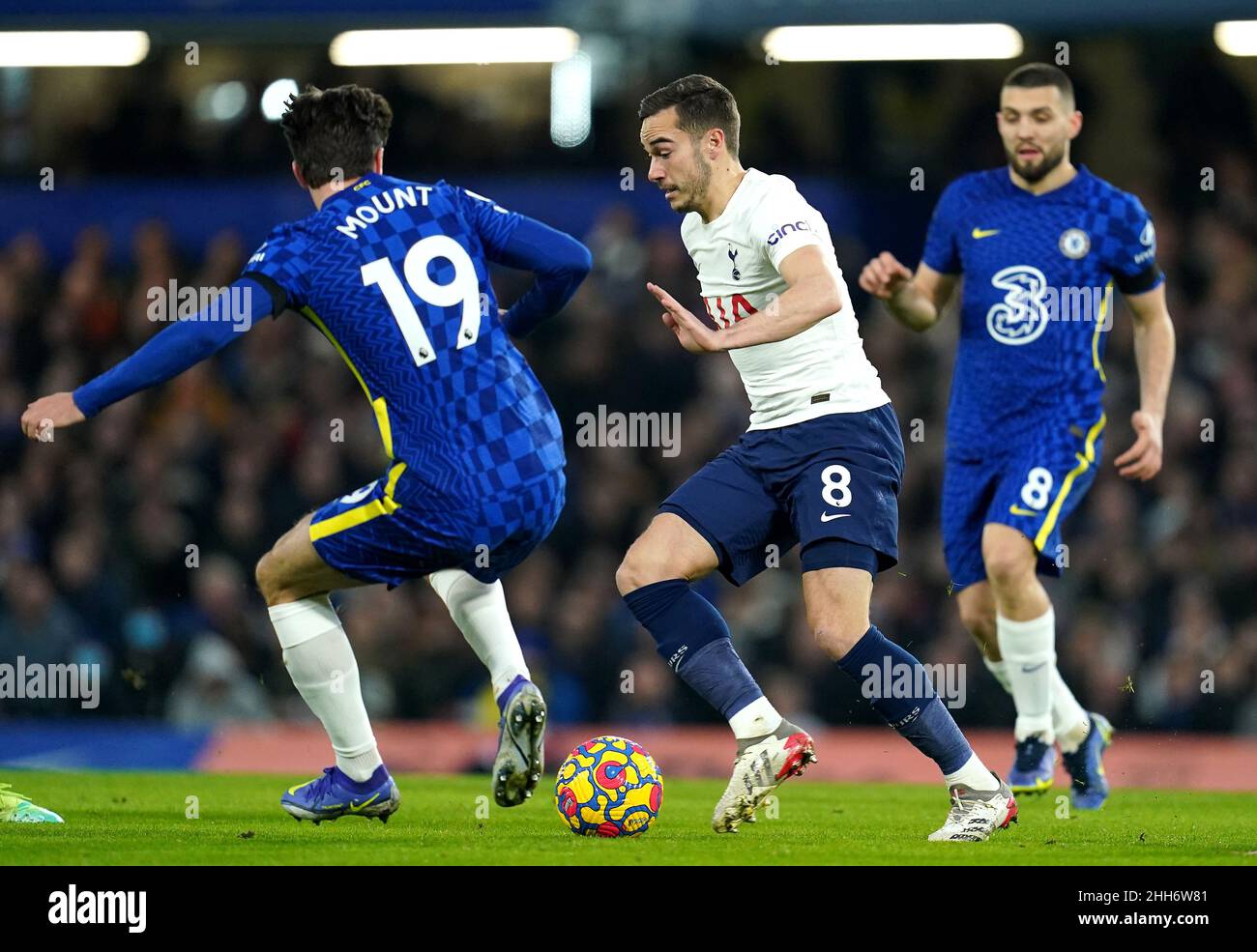 Harry Winks von Tottenham Hotspur (Mitte) kämpft während des Premier League-Spiels in Stamford Bridge, London, um den Ball mit Chelsea's Mason Mount (links) und Mateo Kovacic. Bilddatum: Sonntag, 23. Januar 2022. Stockfoto