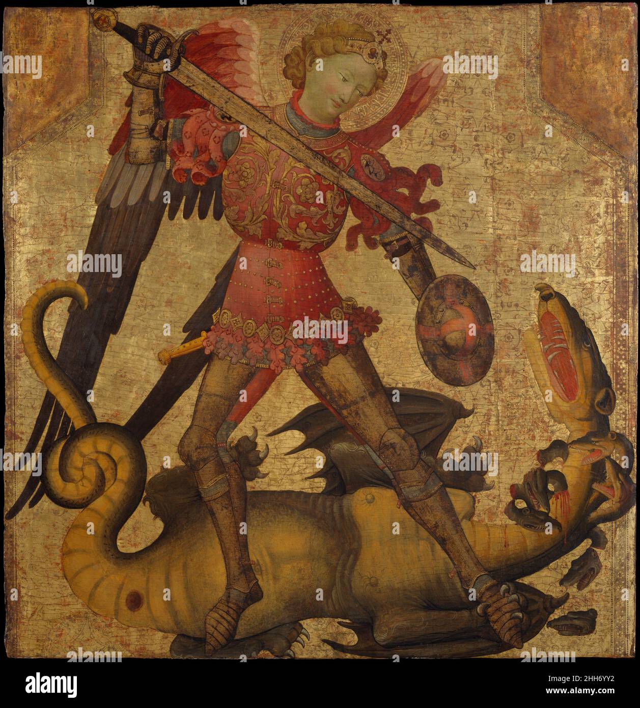 Der heilige Michael und der Drache Ca. 1405 Spanischer (valencianischer) Maler Spanisch Dieses Werk wurde in Italien von einem unbekannten Künstler gemalt, dessen Stil dem Reichtum und der Raffinesse der valencianischen Kunst zu Beginn des 15. Jahrhunderts zu verdanken ist. Der heilige Michael trägt eine farbenfrohe brigandine, die mit goldenen Blattscheiben verziert ist, und schwingt ein großes Schwert mit fast baletischer Anmut gegen den siebenköpfigen Drachen der Apokalypse. Die idealisierte Schönheit des jungen Erzengels steht im Gegensatz zu dem monströsen, Fledermausflügeligen Wesen, das sich zu seinen Füßen ausbreitete. Ihr gewalttätiger und zeitloser Kampf wird inszeniert Stockfoto