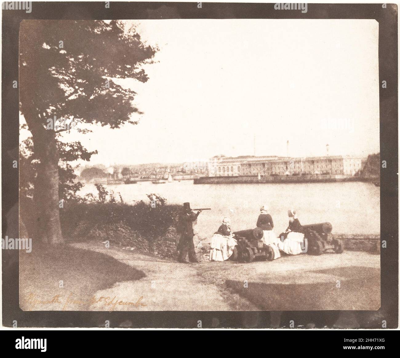 Plymouth von Mt. Edgcumbe September 1845 William Henry Fox Talbot British Talbot war ein Mann von großem Lernen und breiten Interessen, von Ägyptologie zu Mathematik, Botanik und Chemie. Seine Erfindung des negativ-positiv-fotografischen Verfahrens, das der Öffentlichkeit 1839 angekündigt wurde, veränderte die Verbreitung von Wissen wie kein anderer seit dem beweglichen Typ.Diese Ansicht zeigt einen Spätsommerausflug in Plymouth auf dem Grundstück von Talbots Schwester Caroline, die den Earl of Mount Edgcumbe geheiratet hatte. Die Probanden werden als zwei „Miss McDonalds“, Talbots Frau Constance und ein nicht identifizierter Mann mit dem aufgezeichnet Stockfoto