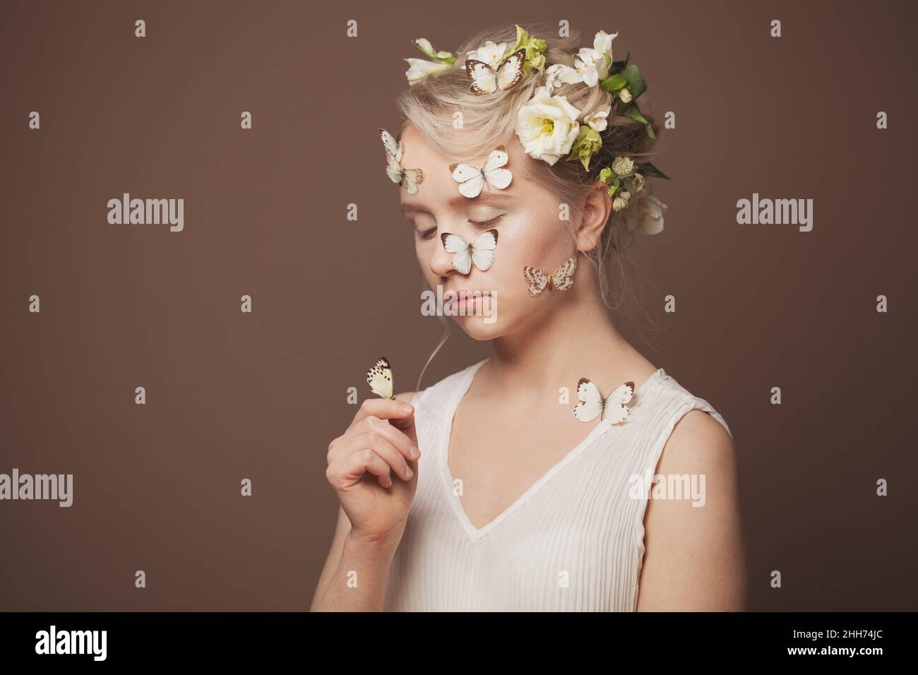 Sommer Frau Porträt auf braunem Hintergrund Stockfoto