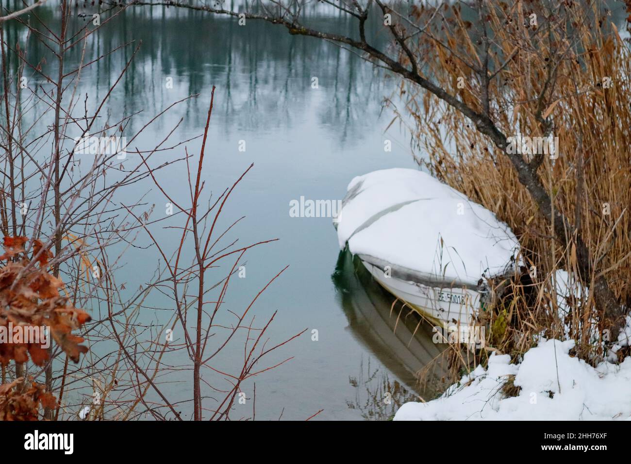 Wangen an der Aare, Schweiz, 12. Dezember 2021: Ein Boot im Aare-Fluss mit Schnee bedeckt. Stockfoto