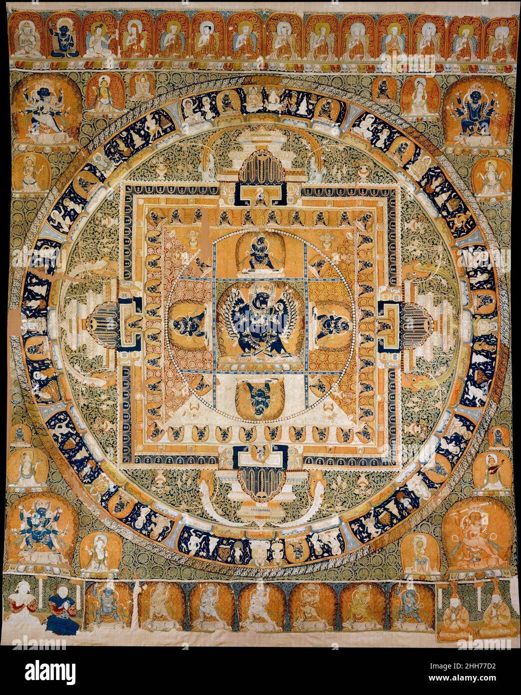 Vajrabhairava Mandala Ca. 1330–32 China im 14. Jahrhundert wurde China von der mongolischen Yuan-Dynastie regiert, die von Khubilai Khan (1215–1294), dem Enkel Dschingis Khans (1162–1227), gegründet wurde. Die mongolischen Herrscher waren Anhänger des tibetischen Buddhismus, und sie waren auch üppige Förderer von Luxuskunst, einschließlich prachtvoller Seidengeweben. Dies ist ein Beispiel für die schickste Art von Textil, Kesi, in dem jeder farbige Faden einzeln zu einem Bild verwoben wird. Der zentrale Brennpunkt ist die erbitterte Gottheit Vajrabhairava, der büffelköpfige, blauhäutige Eroberer des Todes, ein Schwerpunkt der Hingabe für t Stockfoto