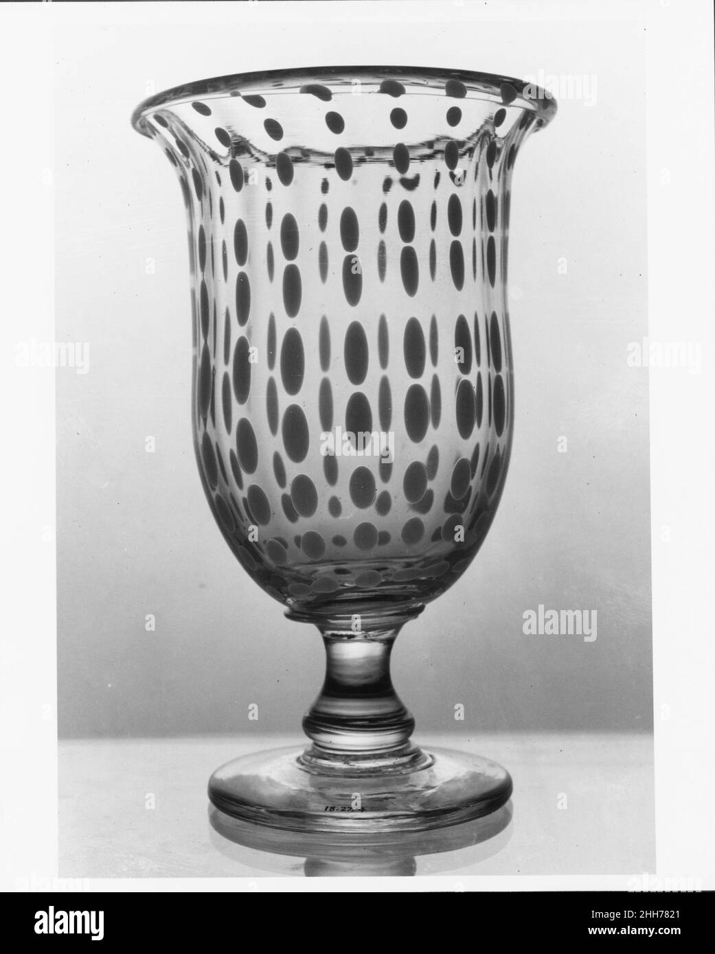 Vase 1860–80 Amerikanisch. Vase. Amerikanisch. 1860–80. Frei geblasenes, farbloses und weißes, opakes Bleiglas. Möglicherweise hergestellt in New Jersey, USA Stockfoto