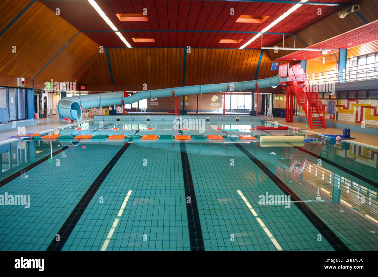 Geschlossenes Hallenbad Polderbad in Nieuwerkerk aan den IJssel aufgrund der Corona-Sperre in den Niederlanden Stockfoto