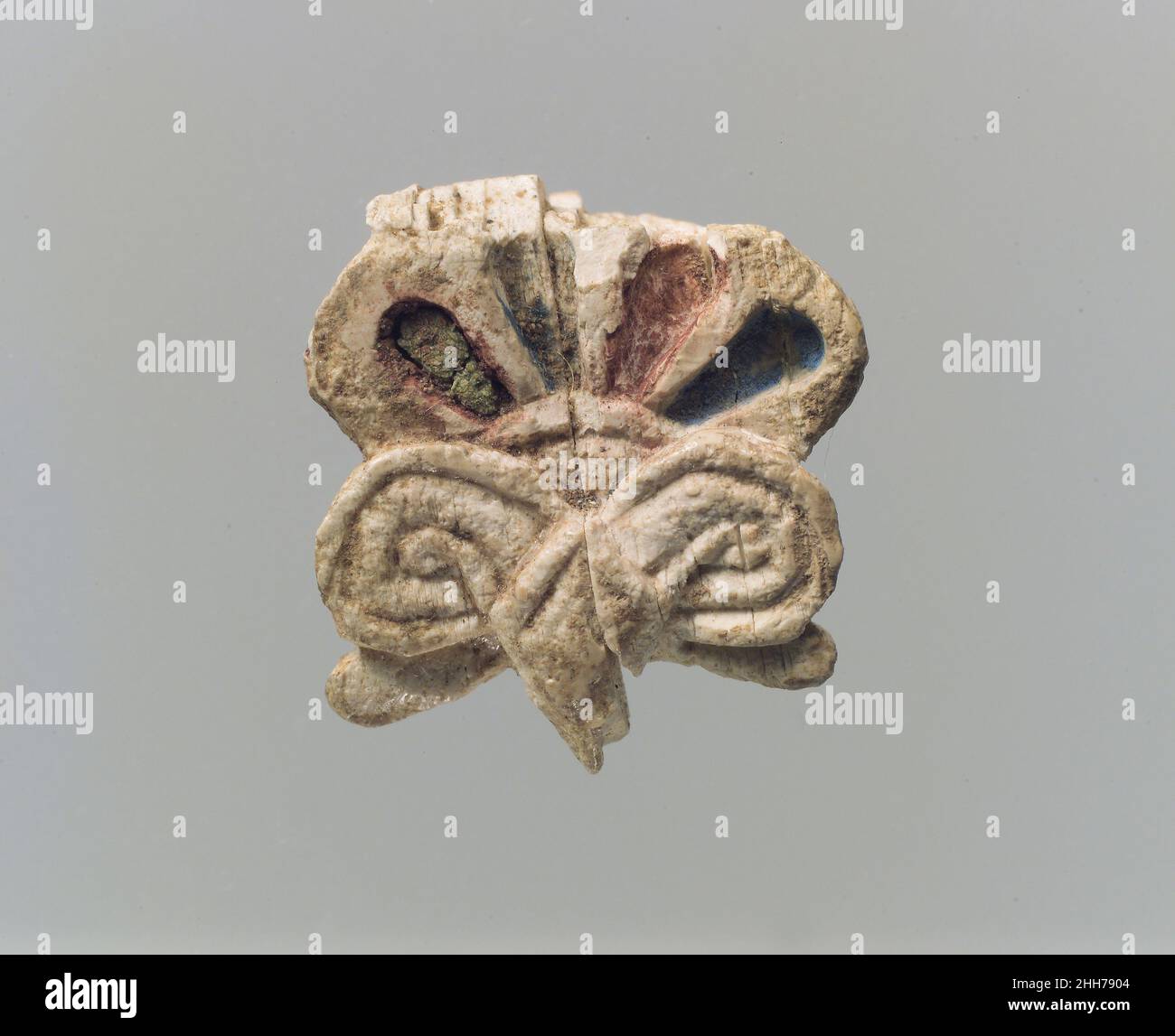 Plaque-Fragment ca. 8th.–7th. Jahrhundert v. Chr. Assyrisch erbaut vom assyrischen König Ashurnasirpal II., beherbergten die Paläste und Lagerräume von Nimrud Tausende von geschnitzten Elfenbeinstücken. Die meisten der Efeu-Möbel dienten als Möbeleinlagen oder kleine kostbare Objekte wie Schachteln. Während einige von ihnen im gleichen Stil geschnitzt wurden wie die großen assyrischen Reliefs, die die Wände des Nordwest-Palastes säumen, zeigen die meisten Evorien Bilder und Stile, die mit den Künsten von Nordsyrien und den phönizischen Stadtstaaten in Verbindung stehen. Phönizische Stil Evorien zeichnen sich durch ihre Verwendung von Bildern im Zusammenhang mit ägyptischer Kunst, su Stockfoto