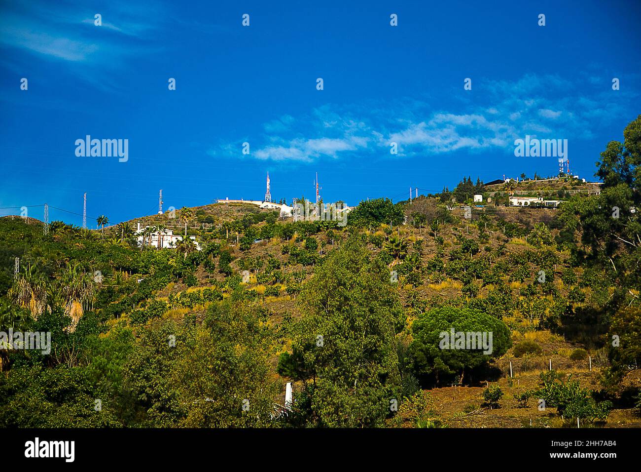 Bergstraßen in der Region Axarquia an der Costa del Sol in Südspanien. Dazu gehört auch die Küstenstraße Stockfoto Bergstraßen in der Region Axarquia an der Costa del Sol in Südspanien. Dazu gehört auch die Küstenstraße Stockfoto