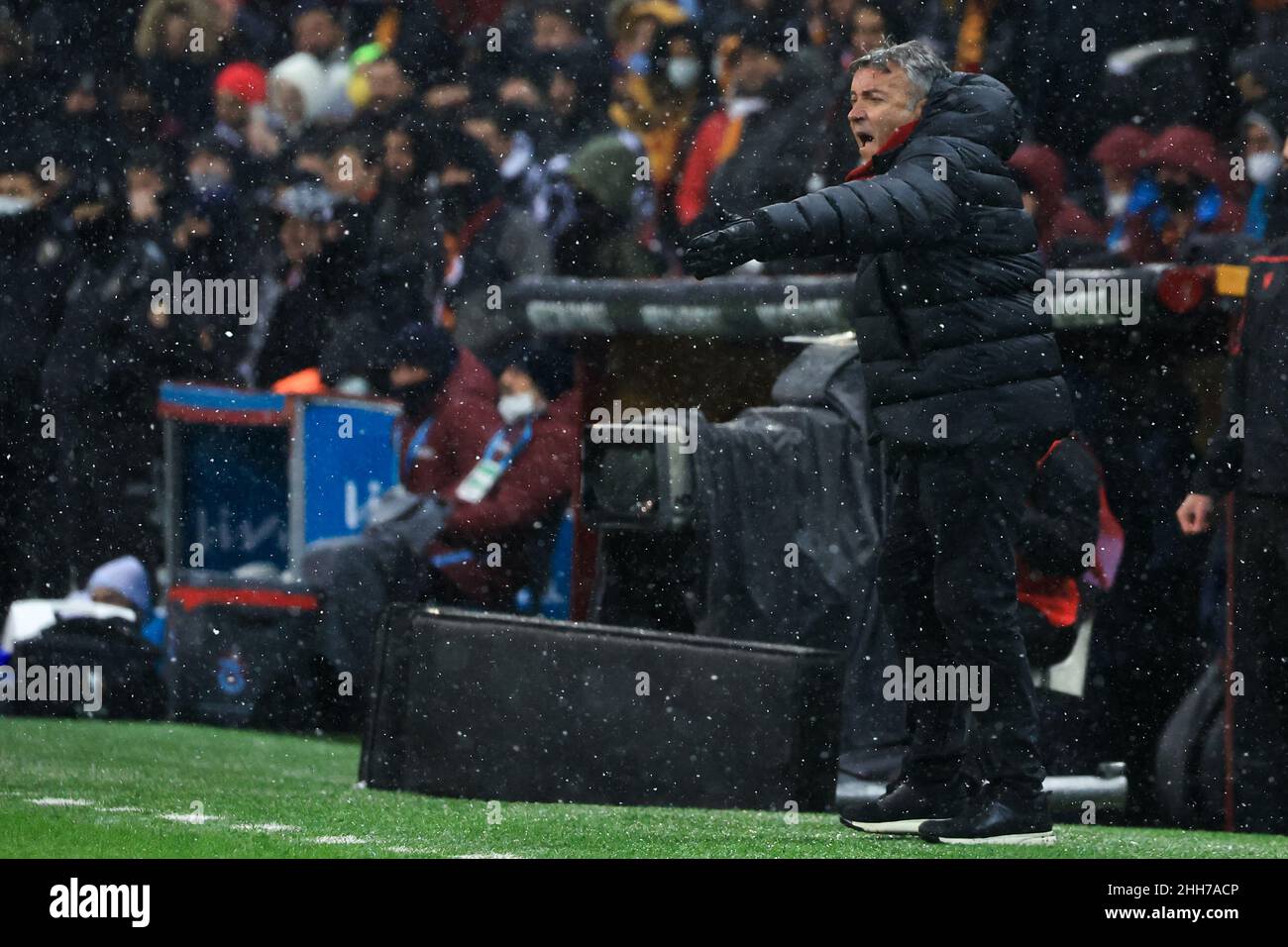 ISTANBOEL, TÜRKEI - 23. JANUAR: Cheftrainer Domenec Torrent Font von Galatasaray während des türkischen Super Lig-Spiels zwischen Galatasaray und Trabzonspor am 23. Januar 2022 in Nef Stadyumu in Istanbul, Türkei (Foto von /Orange Picts) Stockfoto
