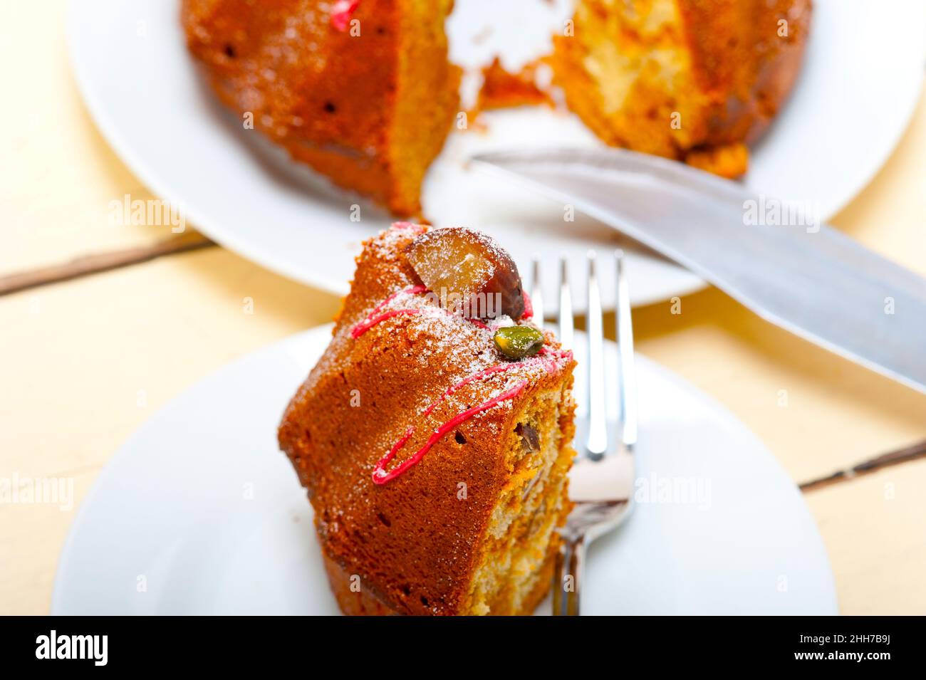 frische Kastanien-Kuchen-Brot-Nachtisch mit Mandeln und Pistazien an der Spitze Stockfoto