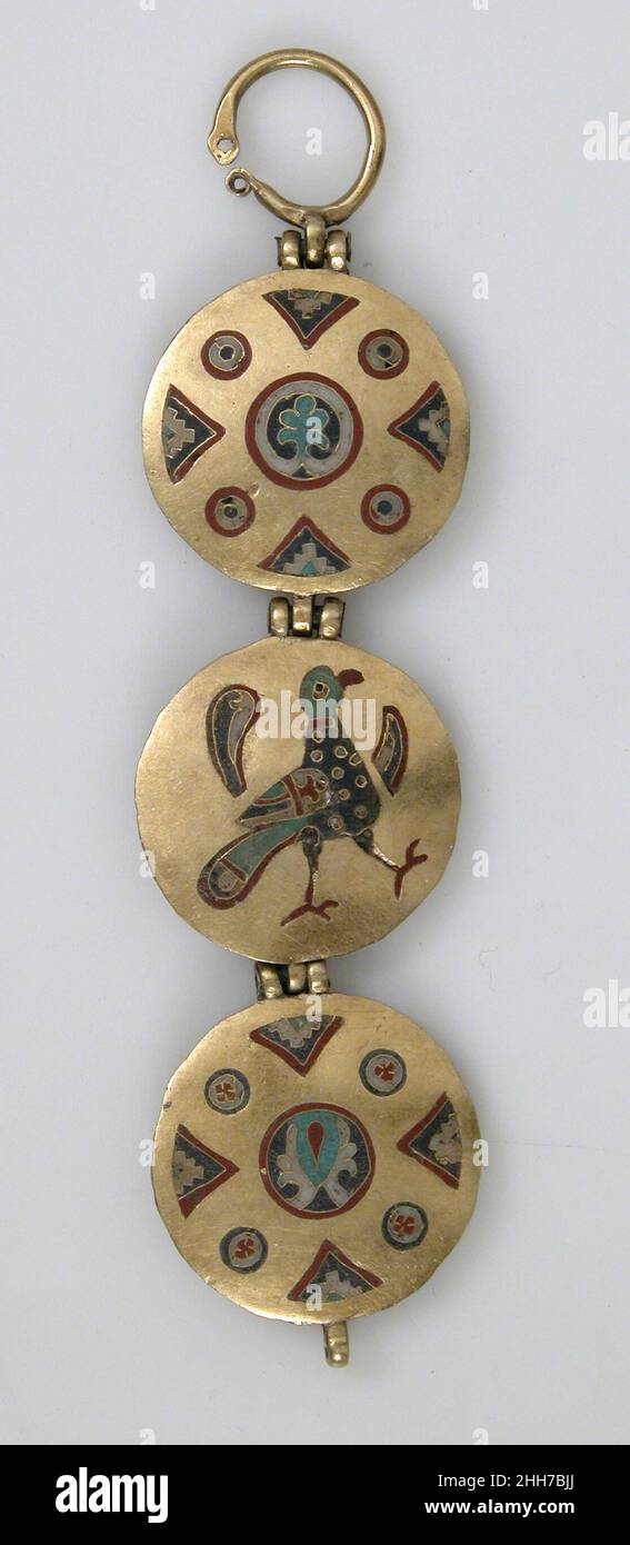 Kette mit Vögeln und geometrischen Motiven 1000–1200 die Kiewer Rus-Ketten,  genannt Riazni, wurden aus kleinen Cloisonné-Emaille-Medaillons hergestellt.  Die Ketten können Kleidungsschichten miteinander verbunden haben, als  Halsketten oder Armbänder ...