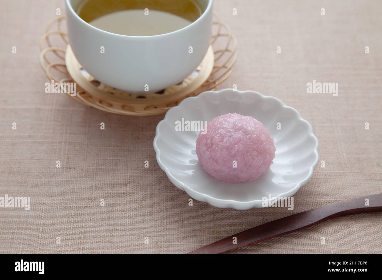 sakura Mochi Reiskuchen mit heißem Tee auf Tischtuch Stockfoto