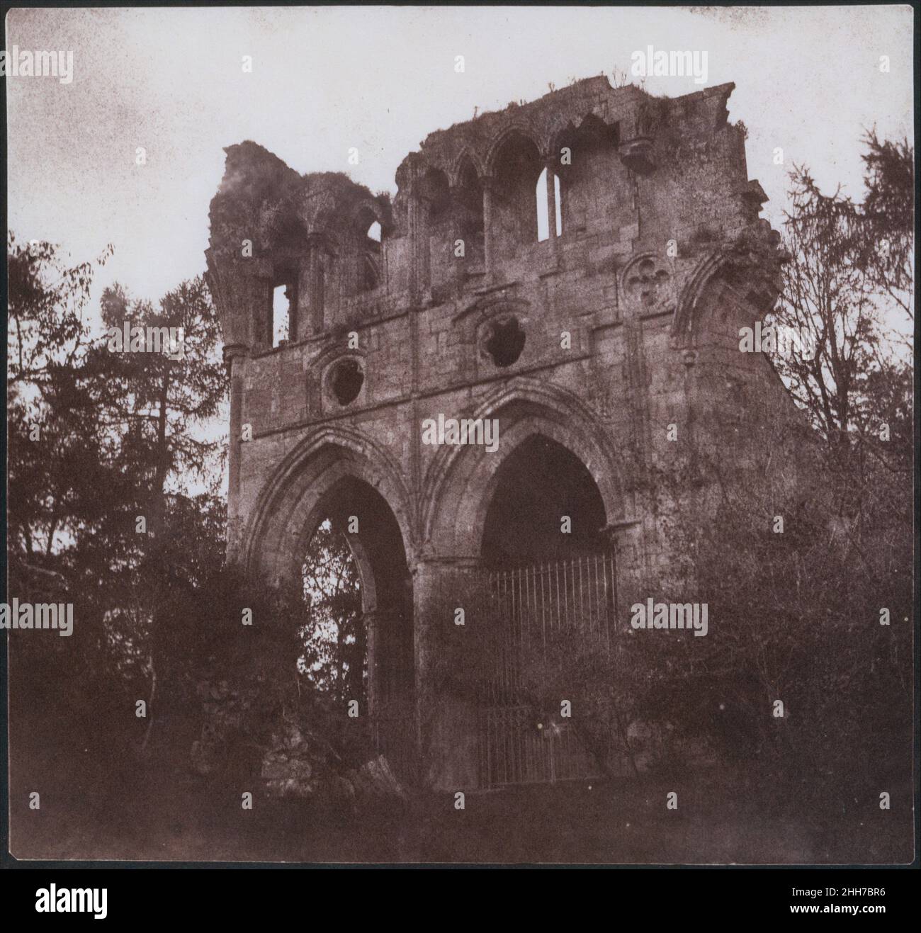 The Tomb of Sir Walter Scott, in Dryburgh Abbey 1844 William Henry Fox Talbot das zweite fotografisch illustrierte Buch von British Talbot mit dem Titel Sun Pictures in Scotland, das 1845 ohne einen anderen Text als eine Plattenliste veröffentlicht wurde, Den Leser per Fotografie an Orte transportiert, die für das Leben und die Schriften von Sir Walter Scott von Bedeutung sind. Unter den eingeschlossenen Bildern war das Grab von Sir Walter Scott in Dryburgh Abbey, ein romantischer Ausdruck, der perfekt für den Schriftsteller geeignet war. Das Grab ist in den Schatten der gotischen Ruine eingebettet, selbst eingebettet zwischen den Bäumen, die dort wachsen, wo Säulen des Querschiffs Stockfoto