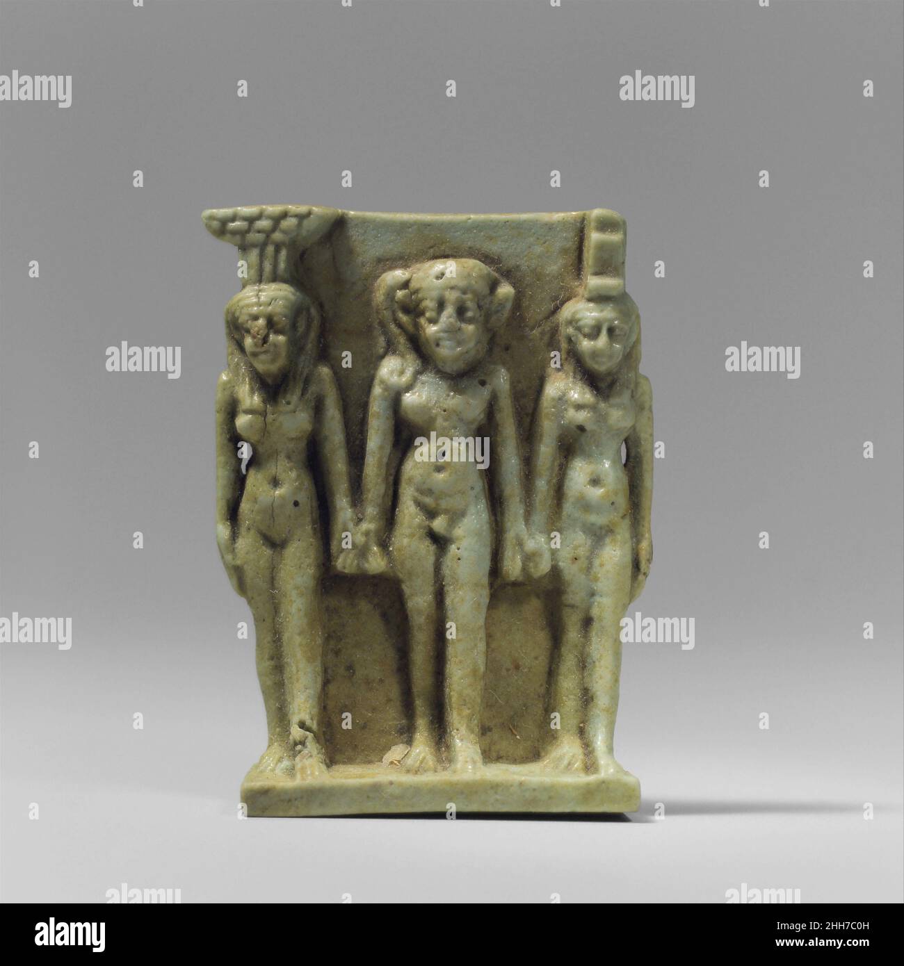 Nephthys, Horus und Isis Amulet 664–525 v. Chr. späte Periode, Saite die drei Gottheiten, die in diesem Dreieramulett dargestellt sind, sind einige der Hauptprotagonisten im Osiride-Mythos, der den Mord und die Wiederbelebung des gottes Osiris und die Geburt und triumphale Rache seines Sohnes Horus erzählt. Nach diesem Mythos kümmerten sich die Schwesterngöttinnen Isis und Nepthys um den Körper von Osiris und beschützten später als kleines Kind seinen Sohn Horus. Horus steht hier im Zentrum der Gruppe, flankiert von seiner Mutter Isis auf der linken Seite und seiner Tante Nephthys auf der rechten Seite. ISIS wird durch die auf ihrem Kopf aufgestellte Thronhieroglyphenyphenyone identifiziert Stockfoto