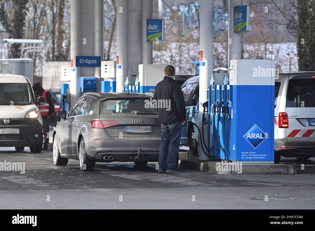 München, Deutschland. 21st Januar 2022. Benzinpreise auf Rekordniveau. Aral Tankstelle, Dieselpreis, Diesel, Super E10. Kredit: dpa/Alamy Live Nachrichten Stockfoto