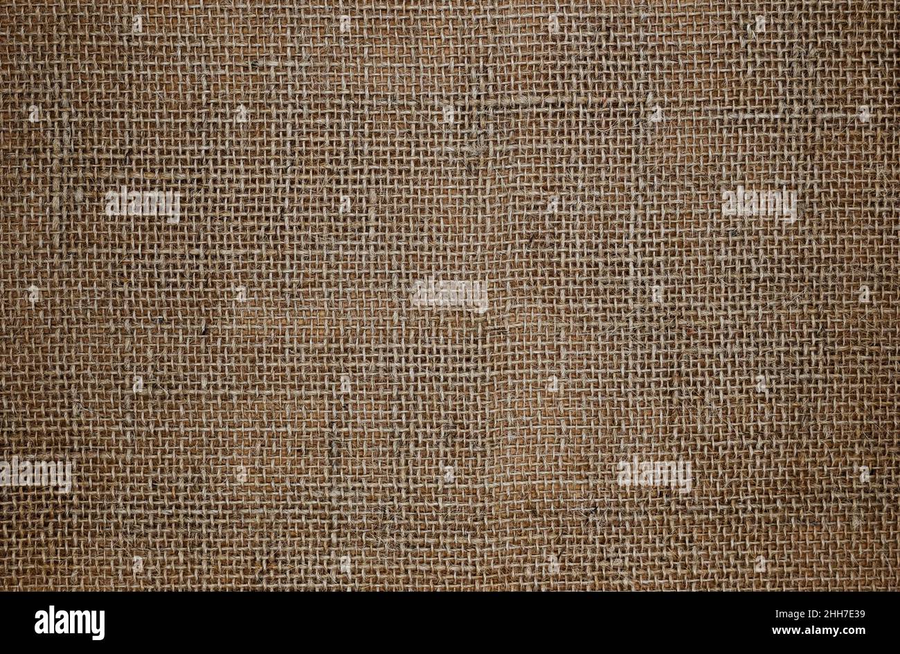 Abstrakter Hintergrund. Nahaufnahme mit Quappen-Textur. Rustikale grobe Leinenqualität. Stockfoto