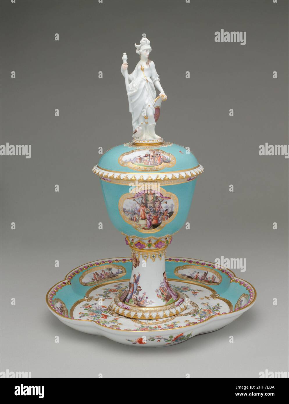 Standtasse mit Deckel und Ständer ca. 1735 Meißener Manufaktur Deutsch im Auftrag von August dem Starken, Kurfürst von Sachsen und König von Polen, zum Gedenken an den Staatsbesuch des Königs und der Königin von Preußen, Eltern Friedrichs des Großen, in Dresden im Januar 1728. Die Initialen der Königin, SD für Sophie-Dorothea, sind dreimal abgebildet. Die größere Endfigur der Athene steht in engem Zusammenhang mit einer Silberstatuette aus den kurfürstlichen Sammlungen in Dresden, die vor 1700 von Philipp Kuesel aus Augsburg angefertigt wurde. Der türkisfarbene Boden hat Reserven mit Gold-Spitze-Bordüren von Heroldt mit bunten Chi gemalt Stockfoto Standtasse mit Deckel und Ständer ca. 1735 Meißener Manufaktur Deutsch im Auftrag von August dem Starken, Kurfürst von Sachsen und König von Polen, zum Gedenken an den Staatsbesuch des Königs und der Königin von Preußen, Eltern Friedrichs des Großen, in Dresden im Januar 1728. Die Initialen der Königin, SD für Sophie-Dorothea, sind dreimal abgebildet. Die größere Endfigur der Athene steht in engem Zusammenhang mit einer Silberstatuette aus den kurfürstlichen Sammlungen in Dresden, die vor 1700 von Philipp Kuesel aus Augsburg angefertigt wurde. Der türkisfarbene Boden hat Reserven mit Gold-Spitze-Bordüren von Heroldt mit bunten Chi gemalt Stockfoto