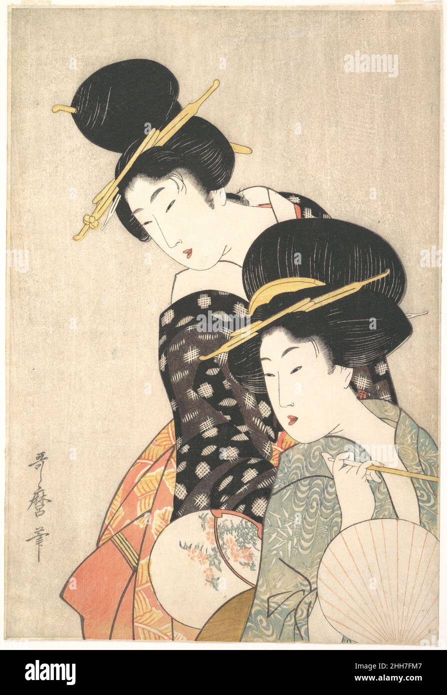 Zwei Frauen ca. 1790 Kitagawa Utamaro der Japaner Utamaro hat diese beiden Schönheiten übereinander in einer unvergesslichen geschwungenen Diagonale gesetzt. Das Bild wird rechts beschnitten, während beide nach unten in die linke Ecke schauen. Wie in der traditionellen Tuschemalerei, in der Negativ und positiv gegeneinander ausgespielt werden, hat der Künstler hier nicht nur die Formen selbst gegen den leeren Boden, sondern auch die konturlosen, weißgetupften Gesichter und abgetrennten roten Lippen gegen den lebendigen Stoff aus Roben und schwarzen Haaren in Opposition gestellt. Das Tragen eines breiten obi in der späten Edo-Periode veränderte die Art und Weise, wie Kosode verfielen Stockfoto