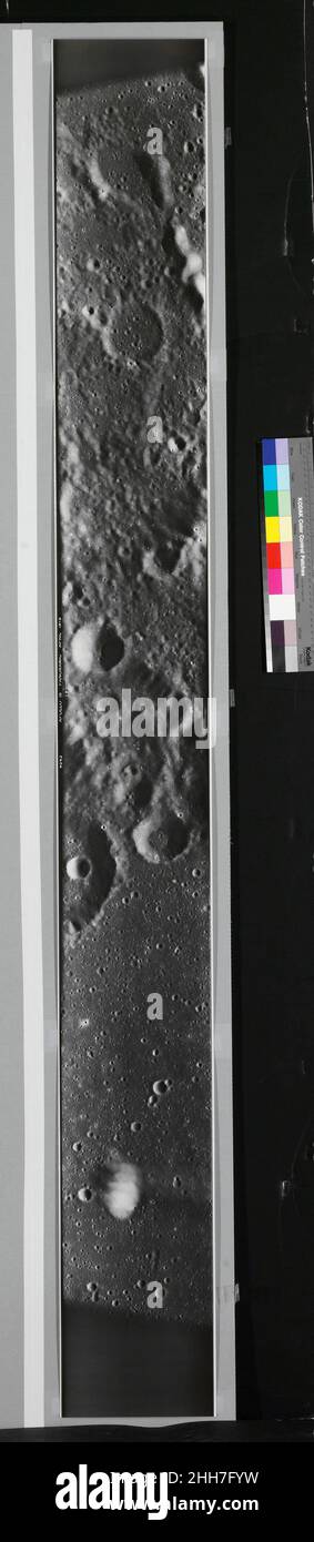 [Panorama of Moon Surface, from Apollo 16 Mission] April 1972 National Aeronautics and Space Administration (NASA) American seit 1968 legen NASA-Beamte großen Wert auf die Wichtigkeit, einen genauen Atlas der Mondoberfläche mittels Fotografie zu erstellen. Dazu verwendeten sie umfangreiche und technologisch fortschrittliche Kameraausrüstung, von denen die meisten für die Zusammenarbeit mit einem entfernten Bediener konzipiert wurden. Dieses Panoramabild wurde mit solchen Geräten während der Mission Apollo 16 gemacht, die am 16. April 1972 startete. Das Engagement der NASA für die Fotografie erwies sich beim allgemeinen Publikum als beliebt Stockfoto