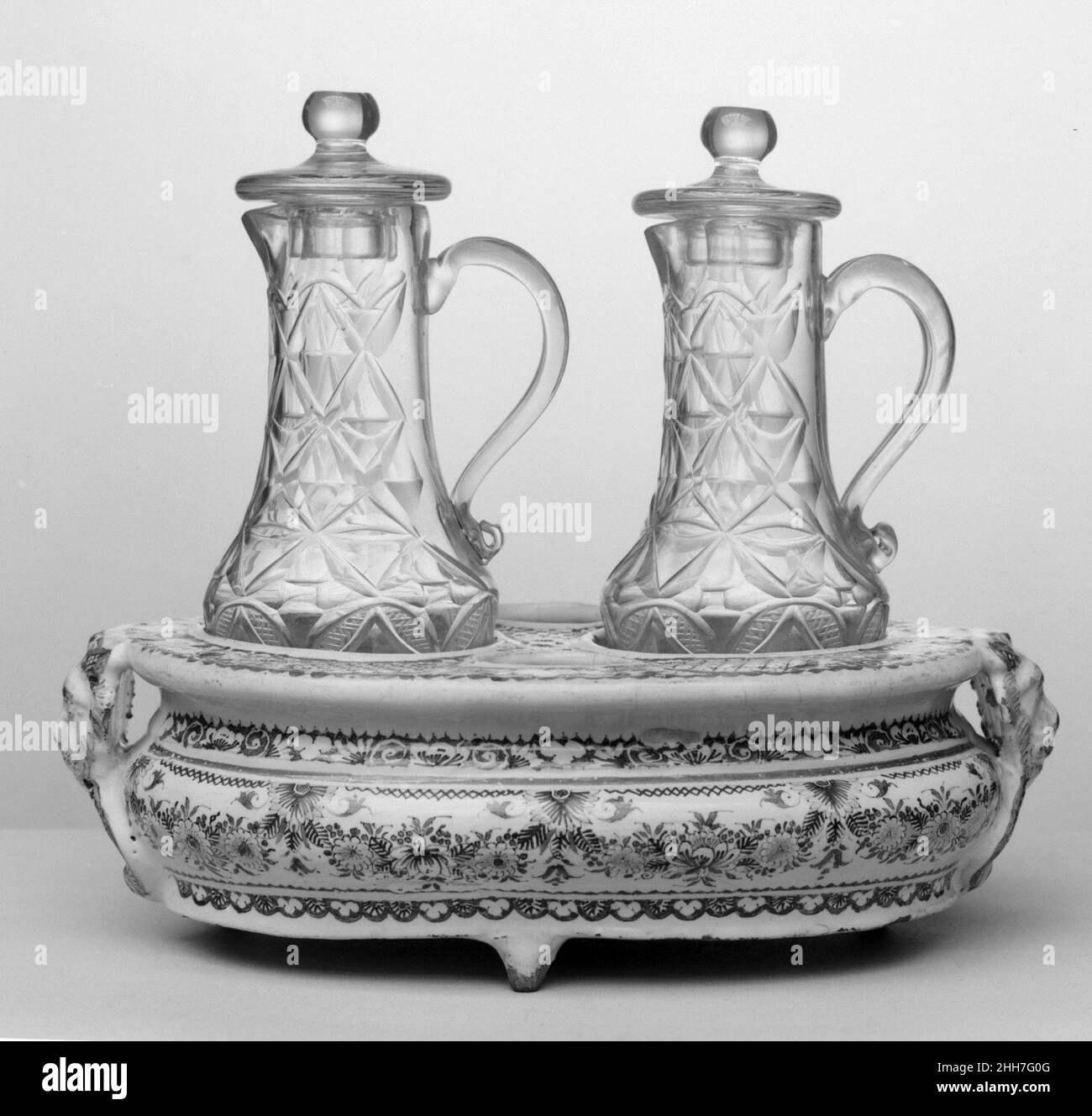 Kreuzeständer mit Kreuzen ca. 1705–20 Französisch, Rouen Faience, oder Zinn-glasierte und emaillierte Steingut, entstanden erstmals in Frankreich im sechzehnten Jahrhundert, erreichte weit verbreitet Verwendung unter Elite-Gönner im siebzehnten und frühen achtzehnten Jahrhundert, vor der Gründung von weich-Paste Porzellan-Fabriken. Obwohl es sich eher um ein provinzielles als ein Porzellan handelt, wurde am Hof von Ludwig XIV. Französische Fayence als Teil von aufwendigen Mahlzeiten und Ausstellungen verwendet, wobei großformatige Gefäße in die barocken Gartenentwürfe von Versailles integriert wurden. Frühere Beispiele französischer Treue bezeugen Stockfoto