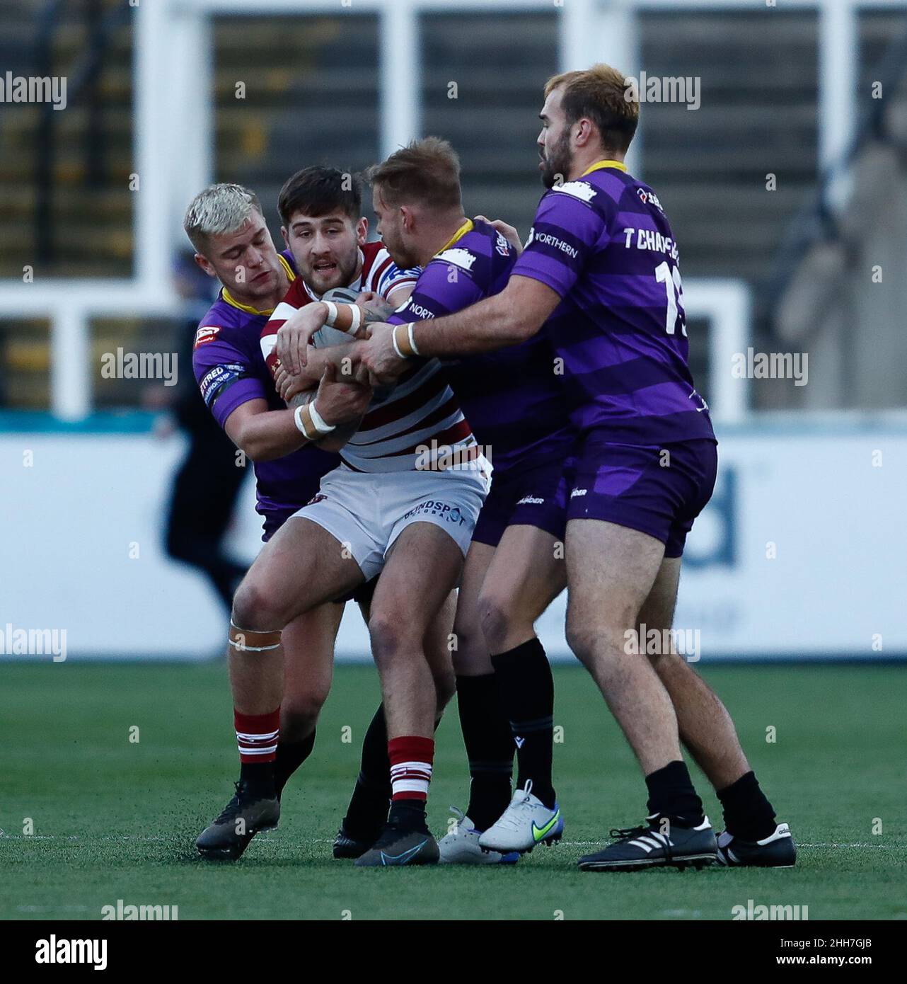 NEWCASTLE ON TYNE, JAN 23rd Joe Shorrocks von Wigan Warriors wird während des Freundschaftsspiel zwischen Newcastle Thunder und Wigan Warriors am Sonntag, den 23rd. Januar 2022 im Kingston Park, Newcastle, angegangen. (Kredit: Will Matthews | MI News) Kredit: MI News & Sport /Alamy Live News Stockfoto