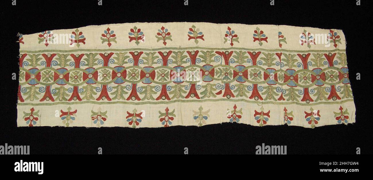 Fragment eines Hemdes vierten Quartal 18th Jahrhundert Russisch. Fragment eines Hemdes. Russisch. Viertes Viertel 18th Jahrhundert. Leinen, Seide, Metallic. Bestickt Mit Textilien Stockfoto