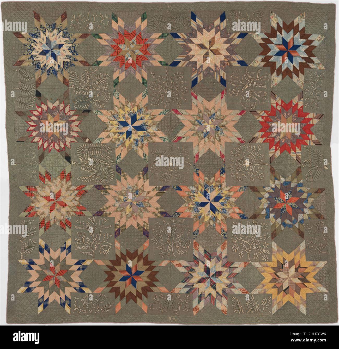 Quilt, Star of Bethlehem Muster Variation ca. 1837–50 Ellen Morton Littlejohn die sehr fein gegliedeten Sternblöcke sind mehrfarbige und gemusterte Seidenstücke. Diese wechseln sich mit unstückigen Blöcken zu einer rosa-grünen, wechselbaren Seide ab. Die unbestückten Blöcke wurden aufwändig gesteppt und gefüllt, jeder mit einer anderen Pflanze oder Blume. Für die Stoffbereiche und die Schlagstöcke wurde gekarttete Baumwolle verwendet. Der Rand des Quilts ist mit Lavendelseide gebunden, und die Rückseite ist aus massiver rosa glazierter Baumwolle.zwei Schwestern, beide versklavte Afroamerikaner, die für Marmaduke Beckwith Morton arbeiteten, machten diesen Seidenquilt, Stockfoto