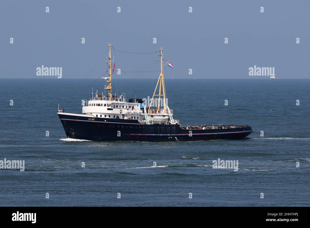 Der historische Schlepper Elbe macht am 4. September 2021 eine Tour durch den Hafen von Rotterdam. Stockfoto