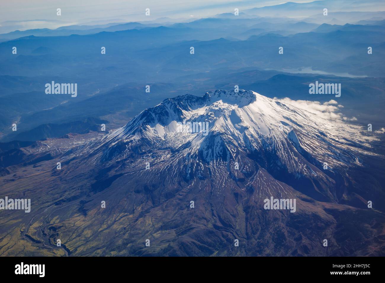 Luftaufnahme des Mount Saint Helens mit Winterschnee Stockfoto
